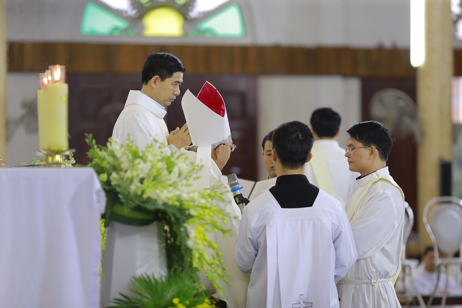 Gp. Hà Tĩnh: Thánh lễ Đức Maria Mẹ Thiên Chúa quan thầy Giáo phận và truyền chức linh mục