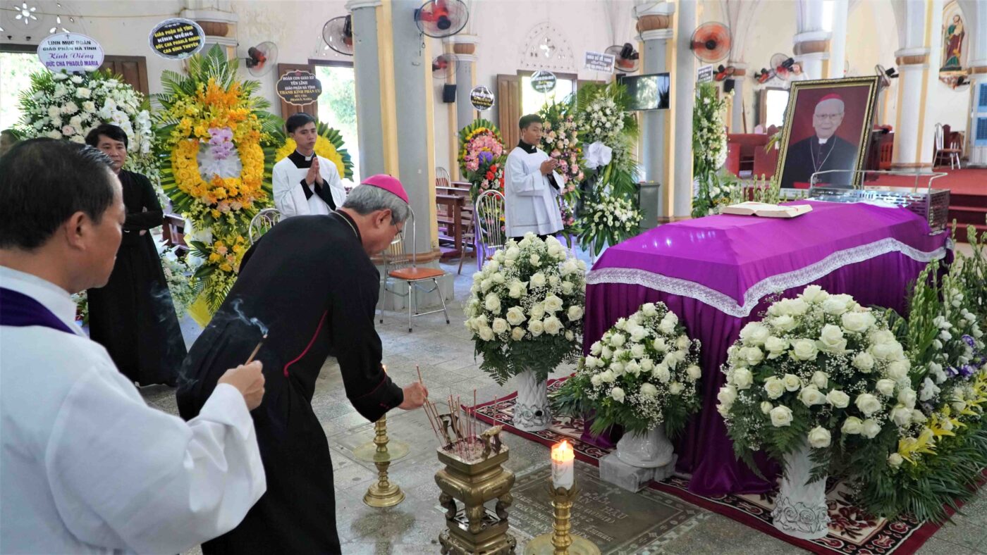 Gia đình Giáo phận Hà Tĩnh phúng viếng và dâng Thánh lễ cầu nguyện cho Đức cha Phaolô Maria